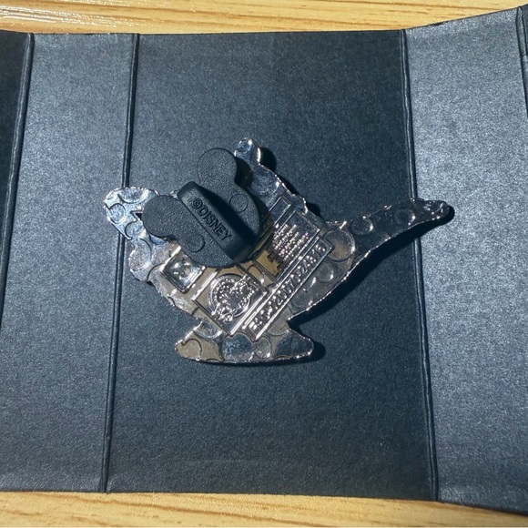 Disney Aladdin Genie in the Lamp Pin - Picture 2 of 2